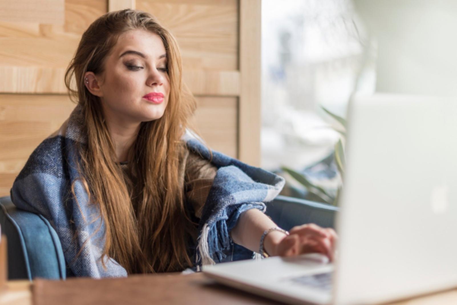 Proses analisis mendalam data finansial dan tren pasar untuk pembelajaran investasi