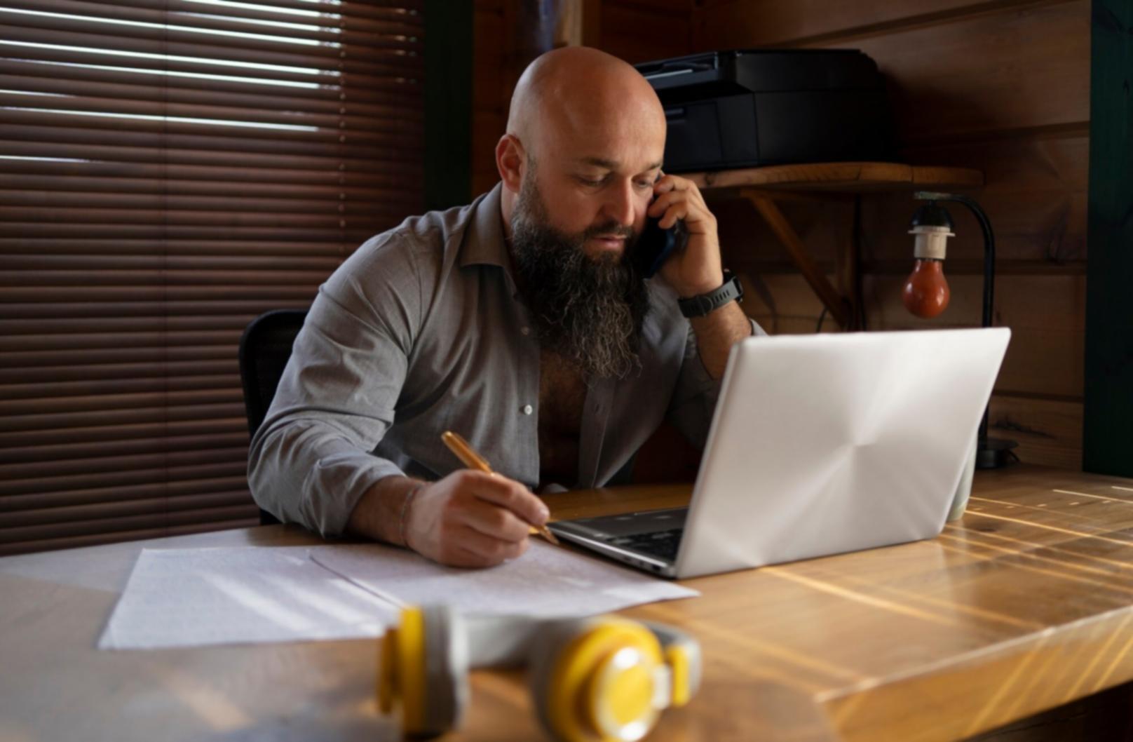 Sesi pembelajaran interaktif dengan analisis data investasi